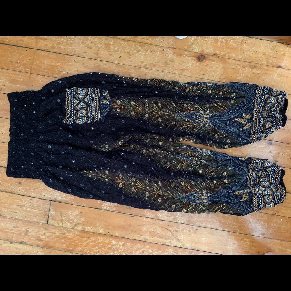 Casual and chic summer pants. Elastic waist.